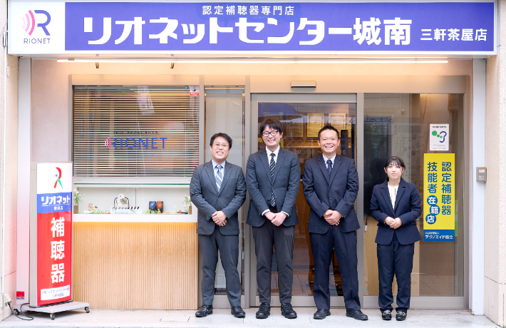 店舗の外に並ぶ社員のイメージ