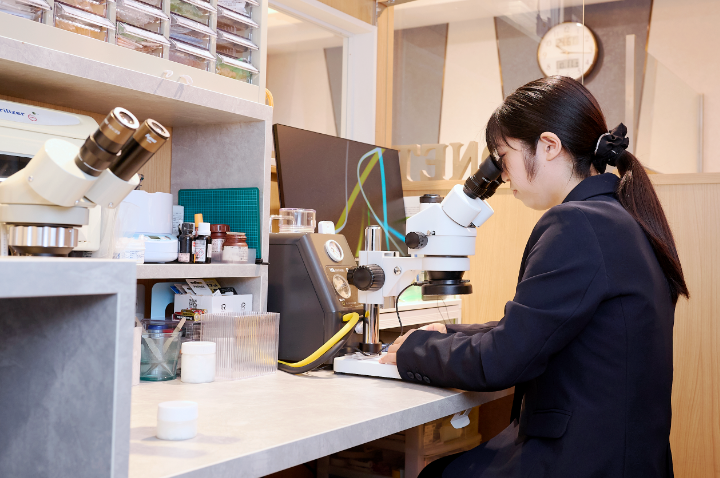 仕事をする様子